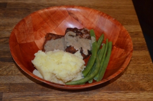 Fried salted pork with mashed potatoes and green beans